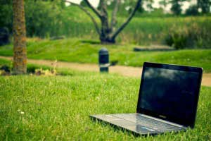 laptop_in_park